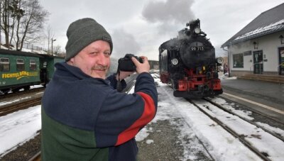 Seltene Lok wurde am Fichtelberg gewartet - Auch der Bahnmeister der Fichtelbergbahn Sven Oettel dokumentiert den Beginn der Lastfahrten. Am angestammten Heimatbahnhof angekommen, wird sie wieder in den Zugdienst eingeordnet. 
