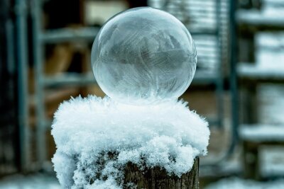 Seltener Schnappschuss: Hobbyfotograf knippst gefrorene Seifenblase - Denis Messerli ist ein nicht alltägliches Fotomotiv gelungen: eine gefrorene Seifenblase. 