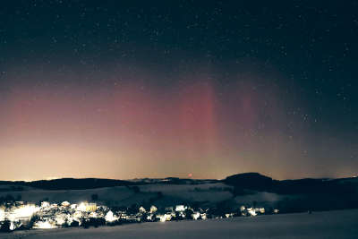 Seltenes Phänomen: Polarlichter leuchten über der Region - In den vergangenen Tagen konnten über dem Erzgebirge Polarlichter beobachtet werden. Aufgrund der großen Entfernung zum Polarkreis erscheinen sie hierzulande vor allem in Rot. Am Horizont ist das Leuchten der Stadt Chemnitz zu sehen. 