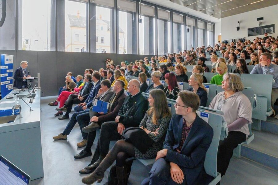 Semesterstart an der Hochschule Mittweida: Der älteste Studienanfänger ist 62 Jahre alt - Rektor Professor Volker Tolkmitt (l.) begrüßte die Studierenden zur Immatrikulationsfeier. 