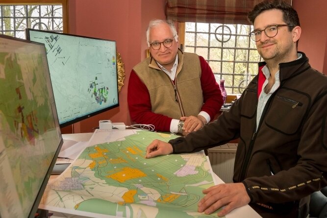 Dr. Justus Eberl (r.) und Joachim Diener von Schönberg bei Planungen für die Waldakademie, die auch Seminare im Wald anbieten will.