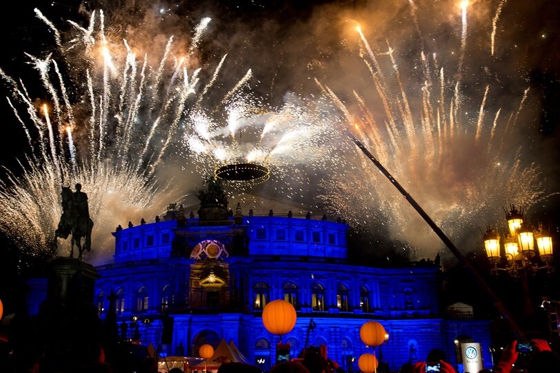 Semperopernball - Armin Mueller-Stahl würdigt Dresden - Mit einem Feuerwerk wird am Freitag der 10. Semperopernball in Dresden (Sachsen) eröffnet. Der diesjährige Ball findet unter dem Motto "Dresden jubelt und heißt die Welt willkommen" statt.