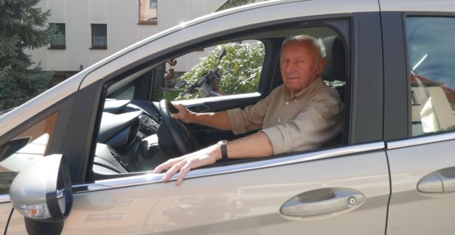 Seit 65 Jahren ist Manfred Sander aus Fraureuth unfallfrei auf den Straßen unterwegs. 