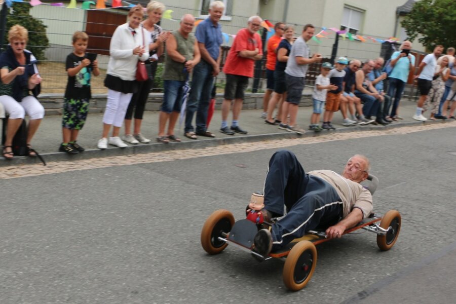 Senior aus Neuhausen gewinnt Seifenkistenrennen - Sieger Werner Fröse fuhr auf einem Brett liegend die Strecke hinab. 