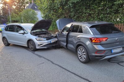 Senior verliert Kontrolle: 30.000 Euro Schaden nach Unfall in Chemnitz - Der Unfall ereignete sich auf der Adelsbergstraße zwischen Olbersdorfer Straße und Carl-von-Ossietzky-Straße.