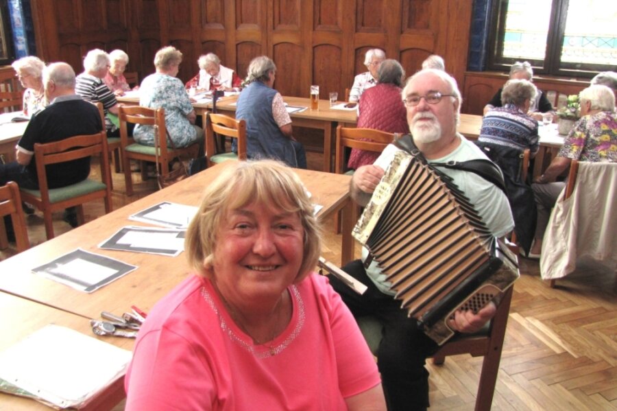 Senioren erobern den Ratskeller - Im Geringswalder Ratskeller treffen sich regelmäßig Senioren, um zum Beispiel gemeinsam zu singen. Ute Eschner organisiert die Veranstaltungen. 