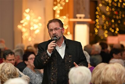 Senioren feiern in Rochlitz Weihnachten - Ronny Weiland hat zusammen mit den Gästen gesungen.