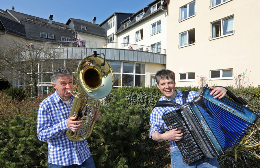 Die Hutzenbossen spielten ein Freiluft-Konzert vor dem Seniorenstift in Lichtenstein.