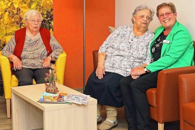 Senioren ziehen in ihre Residenz - Im gemeinsamen Wohnbereich: Leiterin Jana Becke (rechts) mit Renate Graupner, Sonnhild Nave und Ursula Janda. 