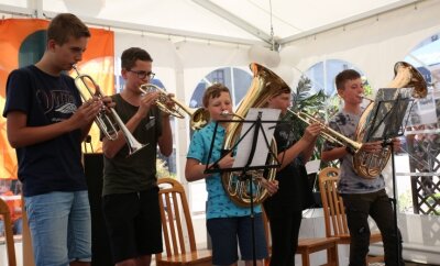 Seniorenpflegeheim Schlossberg feiert seinen "20." - Die Instrumentalgruppe der Oberschule Grünhain-Beierfeld überbrachte dem Seniorenpflegeheim Schlossberg musikalische Grüße. 
