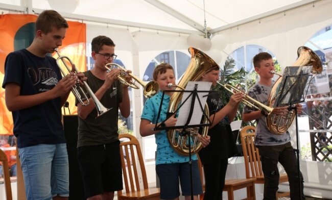 Die Instrumentalgruppe der Oberschule Grünhain-Beierfeld überbrachte dem Seniorenpflegeheim Schlossberg musikalische Grüße. 
