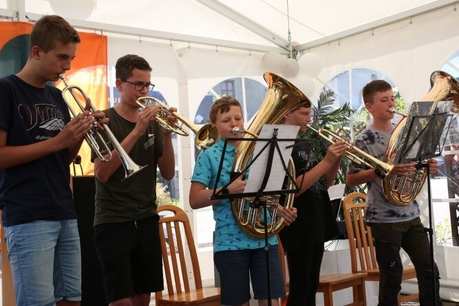 Die Instrumentalgruppe der Oberschule Grünhain-Beierfeld überbrachte dem Seniorenpflegeheim Schlossberg musikalische Grüße. 