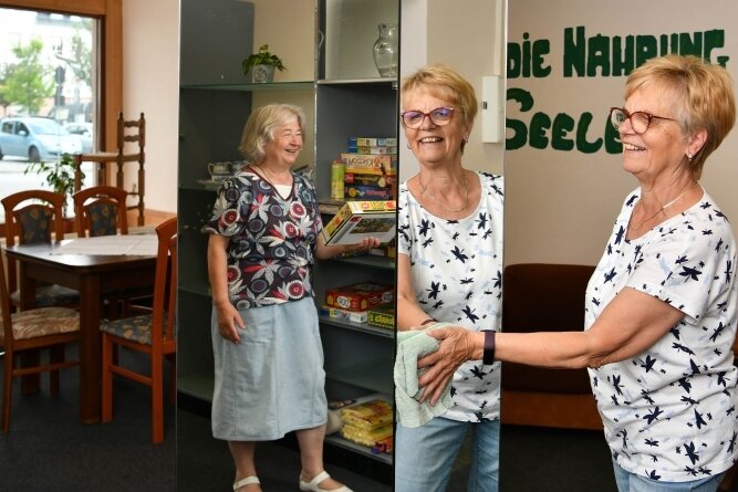 Seniorenrat bietet auch viel für Jüngere - Elly Martinek (r.) und Rosemarie Kanold beim Putzen im Generationentreff. Dort werden zum Händlerherbst Bilder gezeigt. 