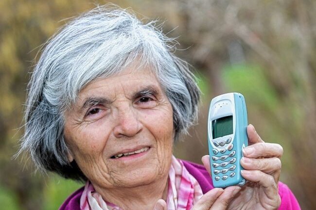 "Seniorenticket grenzt Senioren aus" - Hella Schmidt (80) aus Plauen hat ein Handy, aber kein Smartphone und keinen Internet-Zugang. Damit kann sie das 49-Euro-Ticket nicht kaufen. Betroffene und Interessenvertreter sehen darin Altersdiskriminierung. 