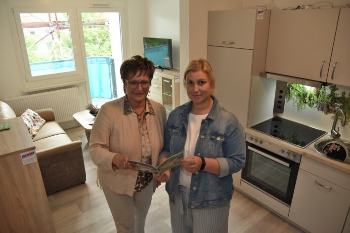 Seniorenwohnungen im September fertig - Eine Musterwohnung kann von Interessenten angeschaut werden. Gabriela Haas-Zens und Lina Reiner von der Wohnungsbaugesellschaft (von links).