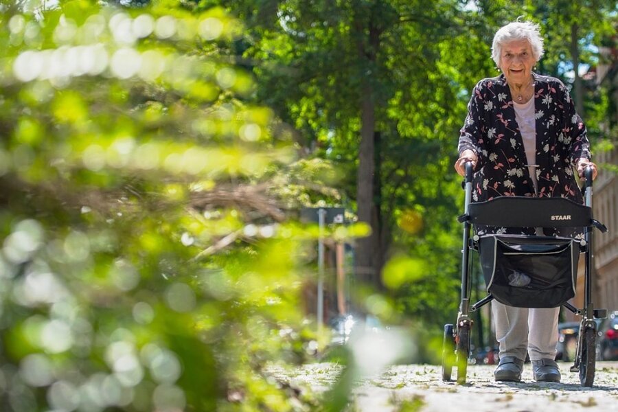 Seniorin erfährt viel Hilfe von Fremden - Im Schlobigpark geht Ursula Däumel gern spazieren. Doch manche Wege dorthin sind recht holprig. Da freut sie sich, wenn Fremde fragen, ob sie helfen können. 