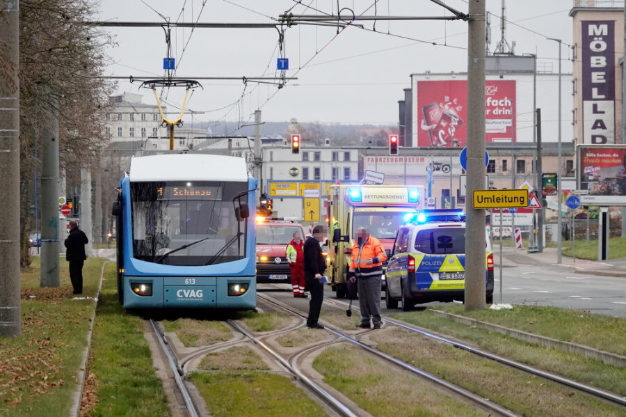 Seniorin stürzt bei Notbremsung in Straßenbahn - Die Straßenbahn war in Richtung Schönau unterwegs.