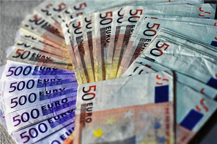 Seniorin übergibt Betrüger 46.000 Euro - Eine Seniorin hat im oberen Vogtland einem Betrüger eine große Bargeldsumme übergeben.