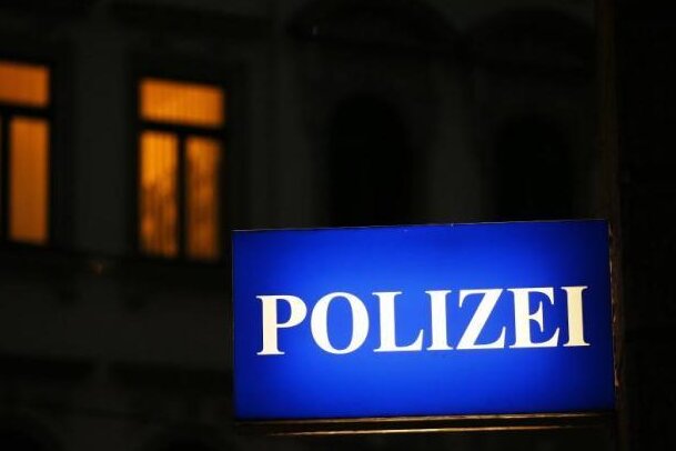Seniorin von Telefonbetrüger ausgetrickst - Um einen größeren Geldbetrag gebracht haben Unbekannte in Zwickau am Dienstagnachmittag eine Frau (78). 