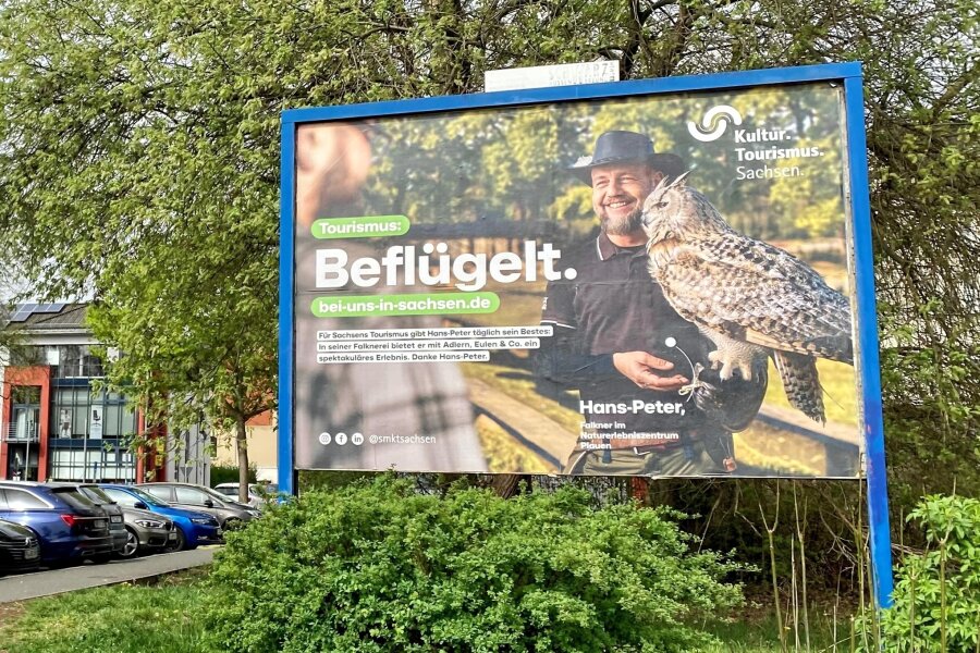 Senkrechter Saisonstart: Plauener Falkner zeigt Gesicht für sächsische Tourismus-Kampagne - Auf dem Netto-Parkplatz an der Plauener Schlachthofstraße ist ein Plakat der Kampagne mit dem Falkner bereits zu sehen.