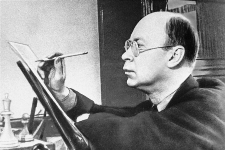 Ein Meister bei der Arbeit: Sergej Prokofjew (1891 - 1953) gehört zu den bedeutendsten Komponisten des 20. Jahrhunderts. 