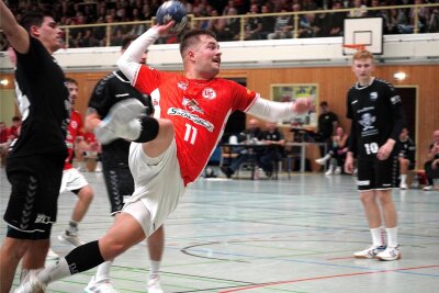 Serie der Limbacher Handballer endet im Derby gegen Union Chemnitz - Elias Koschwitz machte beim 22:19-Sieg im hitzigen Derby in Limbach-Oberfrohna zwei Tore für Union Chemnitz.