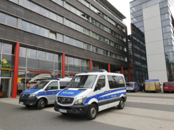 Serie von Bombendrohungen in Chemnitz reißt nicht ab - Zeugen gesucht - Polizeifahrzeuge vor dem Moritzhof in Chemnitz.