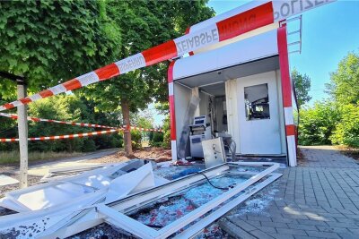 Serie von Geldautomaten-Sprengungen in Oberfranken - In Oberfranken liegt ein Schwerpunkt bei der Sprengung von Geldautomaten. Aber auch in Sachsen hat es solche Vorfälle gegeben, wie im Bild im Juni diesen Jahres in Leipzig. Dort wurden Geldautomaten der Sparkasse in einem Container gesprengt. 