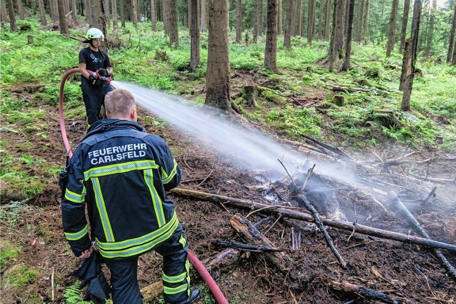 Serie von Waldbränden im Westerzgebirge reißt nicht ab - Die Carlsfelder Feuerwehr musste auch am vergangenen Mittwoch wieder zu einem Brand im Wald ausrücken. 
