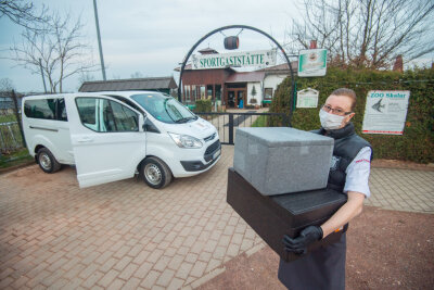 Service in Leukersdorf: Essenslieferung mit Toilettenpapier - Claudia Lappöhn, Inhaberin der Sportgaststätte in Leukersdorf, bietet aufgrund der Corona-Krise jetzt auch einen Lieferservice an. 