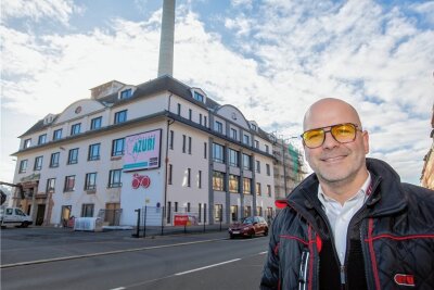 Servicepartner für Kraftfahrzeuge investiert in Plauen mehrere Millionen Euro - Michael Scheibner vor dem Kfz-Prüfzentrum. 