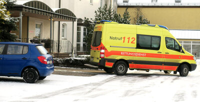 Sex-Attacke auf Mitarbeiterin einer Spielothek - Ein Wagen des Rettunsgdienstes am Tatort.