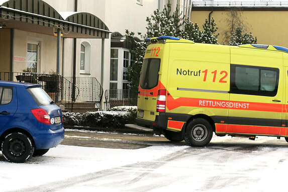 Sex-Attacke auf Mitarbeiterin einer Spielothek - Ein Wagen des Rettunsgdienstes am Tatort.