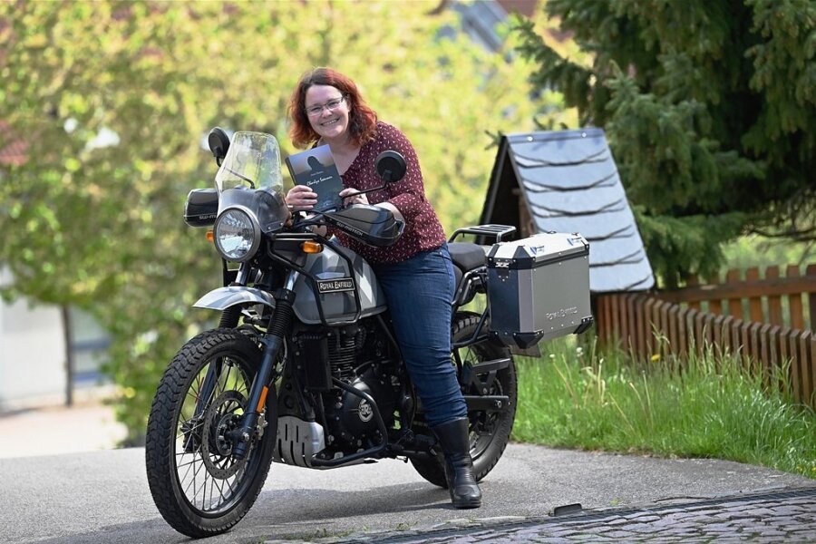 Anett Theisen aus Markersdorf sitzt auf ihrem Motorrad, einer Himalayan der Marke Royal Enfield. Über die Leidenschaft des Motorradfahrens, die vielfältigen Wege des Lebens und eine Dreiecksbeziehung hat die 41-Jährige ihren ersten Roman geschrieben, den sie in den Händen hält. 