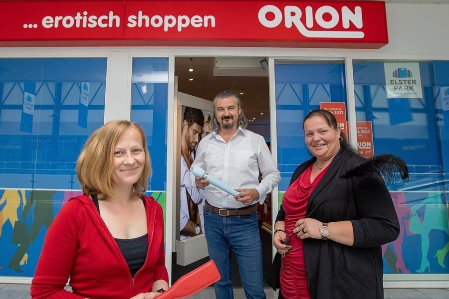 Sie sind startklar für die Eröffnung des neuen Sex-Shops im Elster-Park:Filialleiterin Linda Gering (links), Gebietsleiter Sasa Grozdic und Franchisenehmerin Stephanie Weidner-Rutsch. 