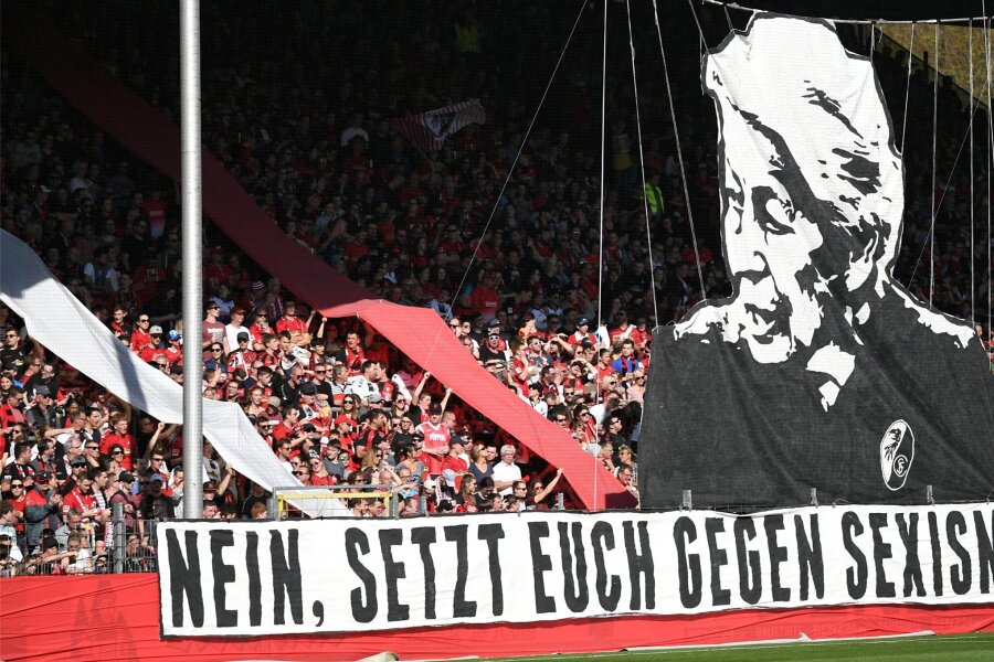 Sexualisierte Gewalt: Mehr Schutz für Frauen in Fußballstadien und Sporthallen - Freiburger Fans setzen in der Fankurve ein Zeichen gegen Sexismus.