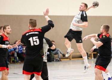 SG Handball Oberland bleibt in der Spur - Anthony Ludwig (am Ball) ist von den Zwickauer Gegenspielern nicht zu stoppen. Die SG Handball Oberland setzte ihren Erfolgskurs in der Kreisliga mit einem 33:26-Erfolg gegen den ZHC Grubenlampe II fort.