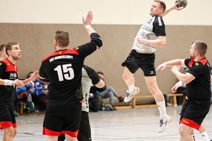 SG Handball Oberland bleibt in der Spur - Anthony Ludwig (am Ball) ist von den Zwickauer Gegenspielern nicht zu stoppen. Die SG Handball Oberland setzte ihren Erfolgskurs in der Kreisliga mit einem 33:26-Erfolg gegen den ZHC Grubenlampe II fort.