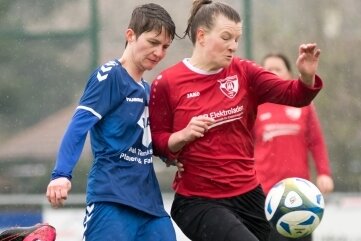SG Jößnitz bleibt ohne Niederlage - Die Rodewischerin Sophie Müller (rechts) setzt sich hier gegen Marlies Pfaff durch. 