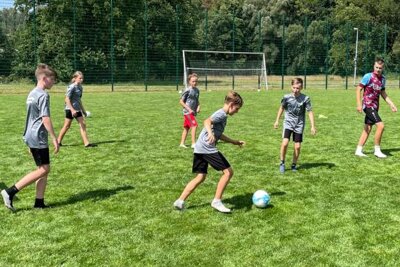 SG Striegistal: Kleine Kicker schlüpfen in die Rolle der großen Stars - Rund 25 Kinder haben auf dem Berbersdorfer Sportplatz in dieser Woche beim Fußballcamp der SG Striegistal teilgenommen. 