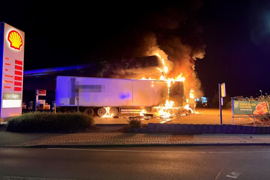 Shell-Tankstelle in Meerane: Wie nach dem Flammen-Inferno die Normalität zurückkehrt - Das Bild entstand beim Eintreffen der Retter. 