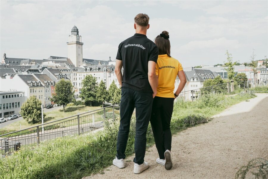 Shirts für Plauen-Fans: Stadt bringt „Spitzenstädter“-Polos auf den Markt - Poloshirts für „Plauesche“ mit „Spitzenstädter“-Schriftzug gibt es in der Plauener Tourist-Info.
