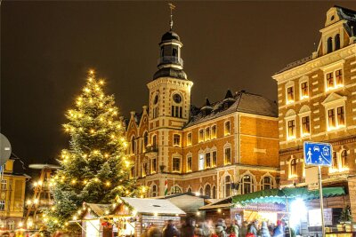 Shoppen in Stollberg: Stadt plant drei verkaufsoffene Sonntage - Wenn der Stollberger Weihnachtsmarkt Besucher anlockt, sollen auch die Geschäfte öffnen dürfen.