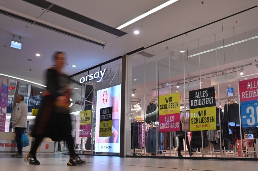 Die Modekette Orsay gehörte im Einkaufszentrum Roter Turm zu den ersten Mietern, war seit Eröffnung der Galerie im Frühjahr 2000 dabei. Nun macht der Laden zu, der Ausverkauf läuft. Einen Nachmieter gibt es bereits. 