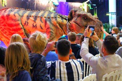Show gastiert in Plauen: Sieben Meter langer T-Rex durchstreift die Festhalle - 90 Minuten in der Welt der Saurier: Die Jurassic Live Tour gastiert Ende Oktober in Plauen.