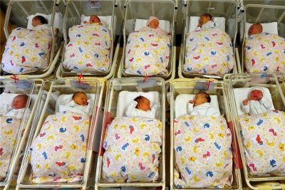 Shpresa, Legolas und Loki: Das sind die kreativsten Vornamen im Erzgebirge - Babys liegen zusammen auf einer Neugeborenenstation im Krankenhaus: Bei der Namenswahl für den Nachwuchs lassen sich Erzgebirger einiges einfallen, wie eine neue Statistik zeigt.