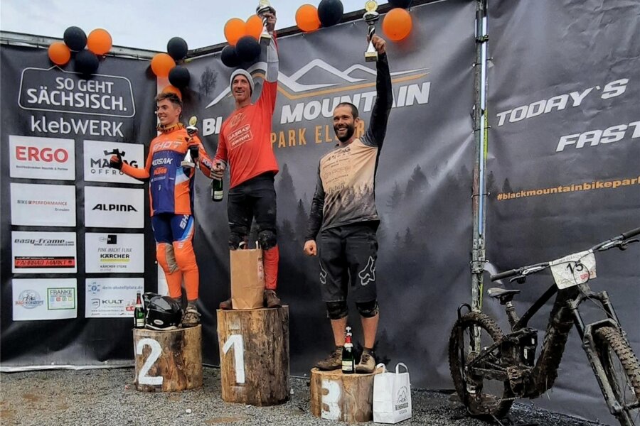 ShredErz-Mountainbiker lassen Saison erfolgreich ausklingen - Hinter Johannes Fischbach und Maximilian Spies belegte Hermes Schade (rechts) vom ShredErz-Team in der Elite Rang 3.
