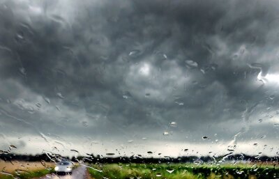 Sicher durch Regen und über nasse Straßen - Stürmische Zeiten: Bei starkem Wind und Regen sollten Autofahrer ihr Tempo drosseln.