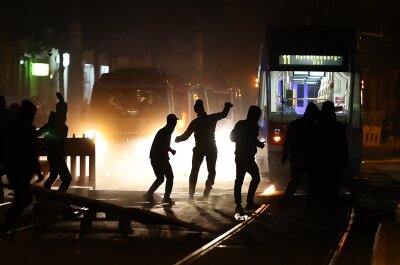 Sicherheitsbehörden befürchten neue Ausschreitungen in Leipzig - Demonstranten blockierten am Freitag eine Straße als sie gegen die Räumung eines besetzten Hauses protestierten.