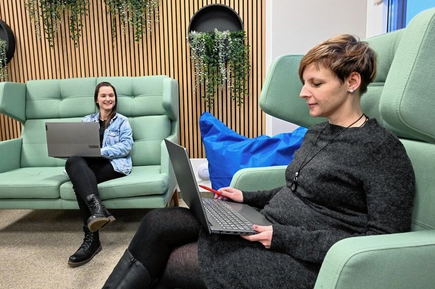 Sicherheitssoftware: Chemnitzer Firma will kräftig wachsen - Ideen entstehen auf entspannenden Möbeln: Anja Grabiensky und Carola Mende im Kreativ-Raum bei Domeba. 